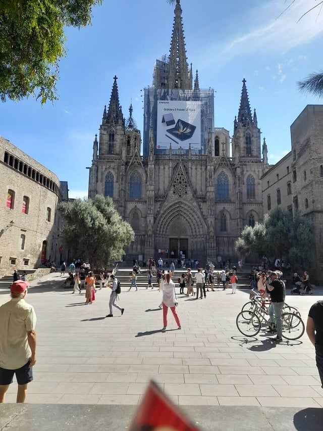 An afternoon in front of the Barcelona Cathedral
