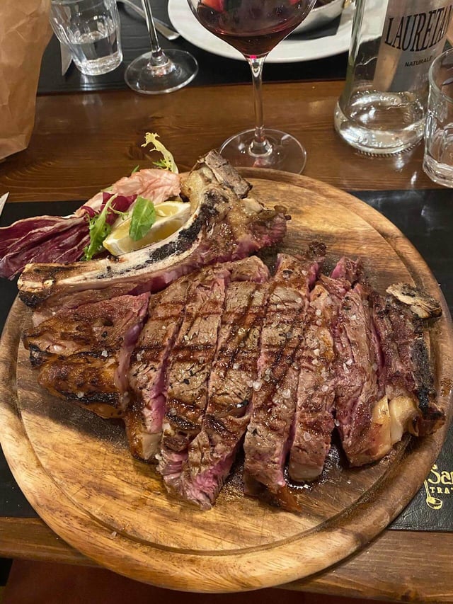Bisetcca alla Fiorentina, a steak dish that is a city speciality