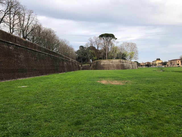 The walls and bike trail surrounding Lucca