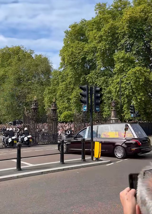 Queen Elizabeth's casket in the royal hearse in route to Windsor for her burial